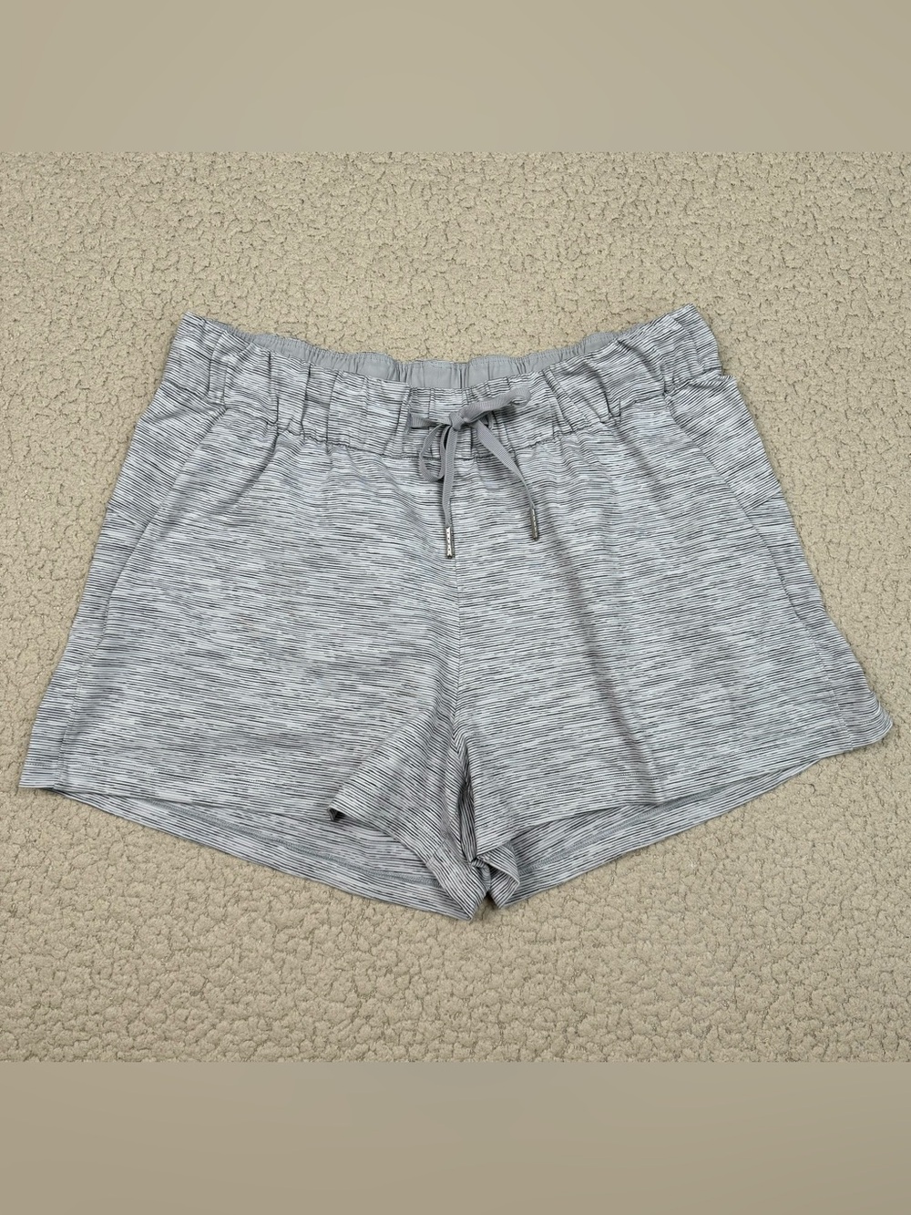 lululemon On The Fly Short *2.5" Inseam Ice Grey Alpine White